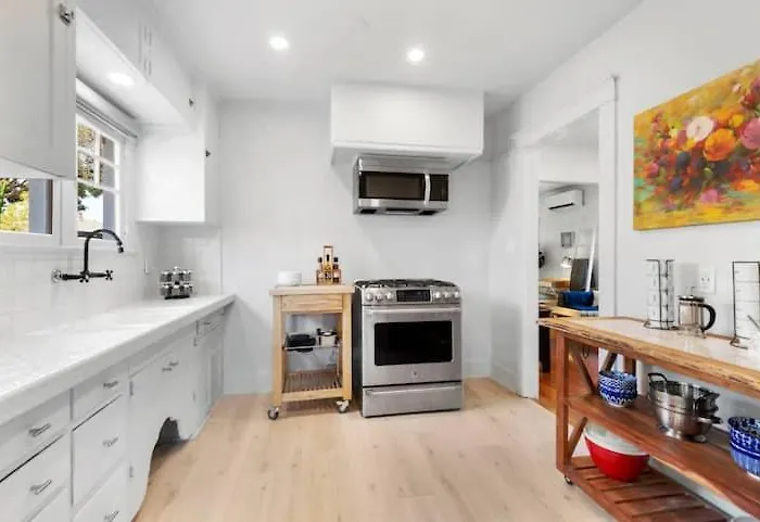 Culver City 2 Bedroom Walking Distance To Downtown